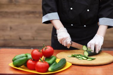 Aşçı taze çiftlik sebze keser