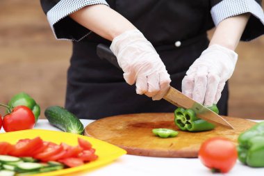 Aşçı taze çiftlik sebze keser