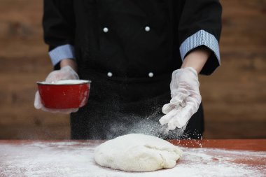 aşçı un masaya pişirme için yapar