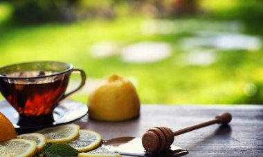 Çay limon ve nane doğada. Bir fincan sıcak nane çayı ile le