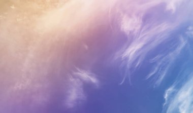 Beyaz bir gökyüzünde bulutlar