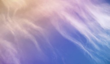 Beyaz bir gökyüzünde bulutlar