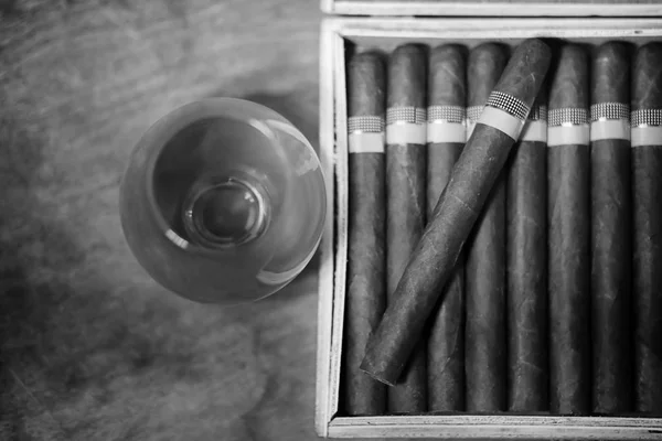 古巴的雪茄，在一张木桌大盒 — 图库照片