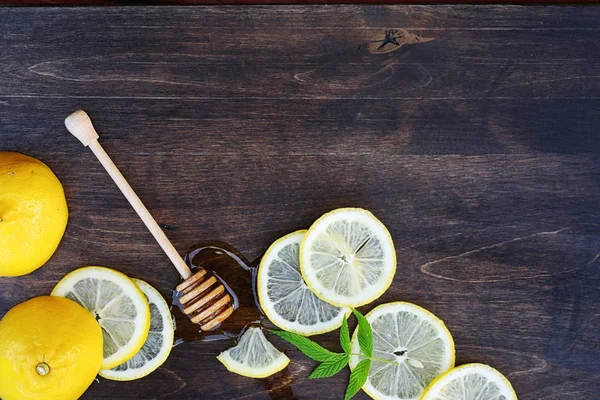 На фоне деревянной текстуры лимон и мед — стоковое фото