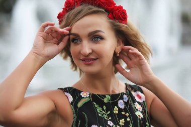 Yaz parkta güzel bir kız