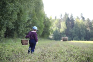 Çocuklar mantar için ormana gider.