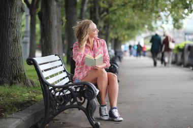 Yaz parkta güzel bir kız