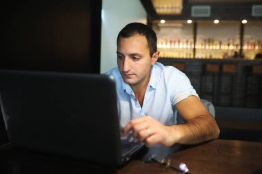 Dizüstü çalışan Ermeni yakışıklı adam