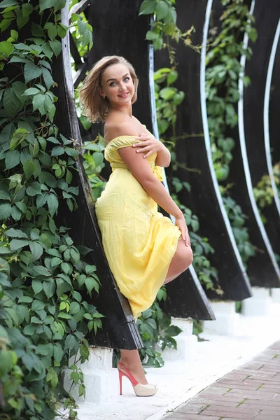 Yaz parkta güzel bir kız