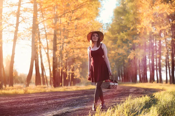 Parkta bir yürüyüş üzerinde şapkalı bir kız. Bir kızla bir sepet yürüyüş — Stok fotoğraf