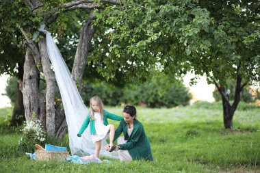 Anne ve kızı piknikte.