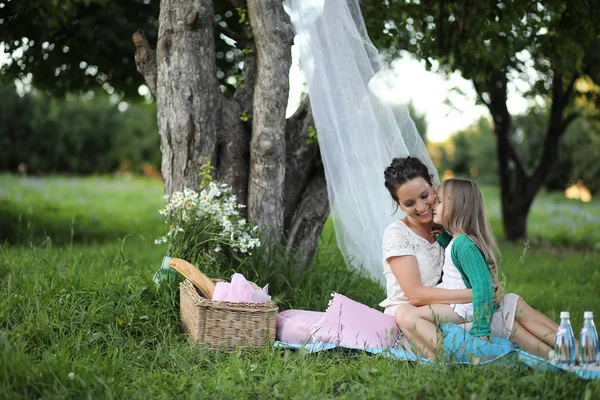 Matka s dcerou na pikniku — Stock fotografie