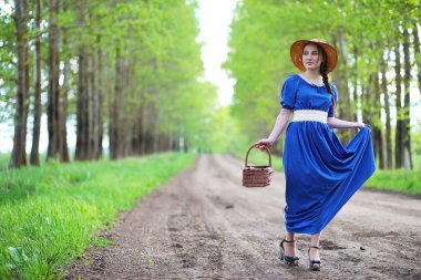 Akşam kırsalında kız