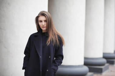 İş merkezinde paltolu güzel kız 