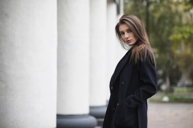 İş merkezinde paltolu güzel kız 