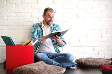 Odada okuyan genç bir öğrenci.