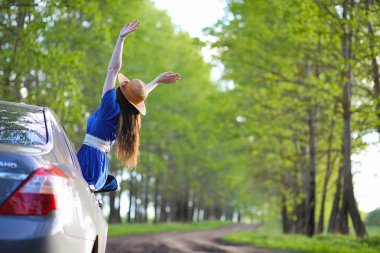 Akşam kırsalında kız