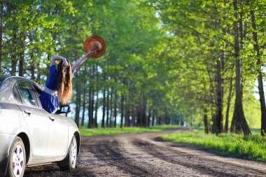 Akşam kırsalında kız