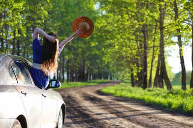 Akşam kırsalında kız