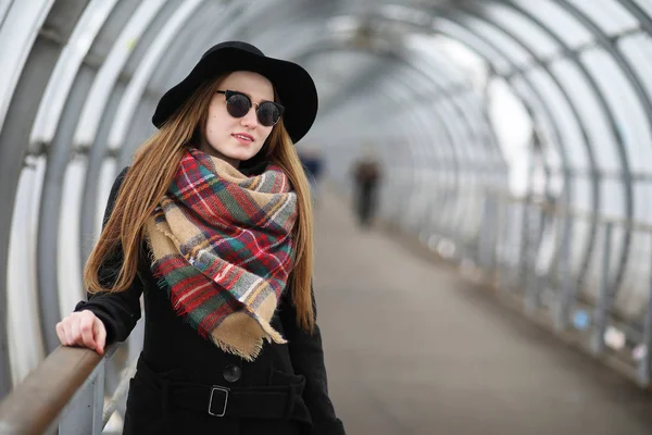 Şehrin orta kısmında bir yolda Fransız kadın