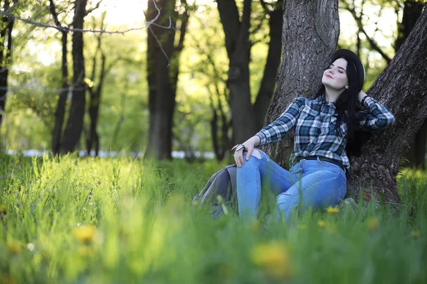 Une fille voyage l'été à la campagne — Photo