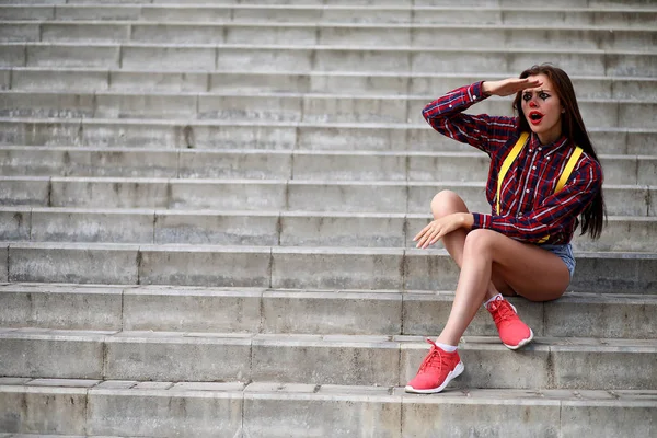 Menina bonito em uma maquiagem de palhaço — Fotografia de Stock