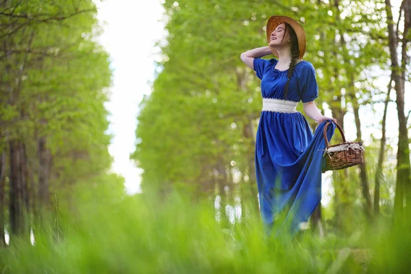 Girl in the countryside in the evening — Stock Photo, Image