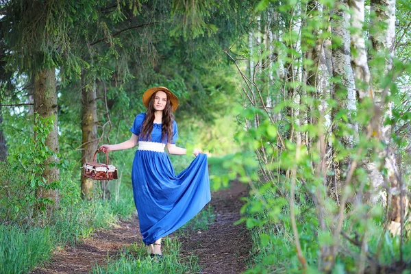 Ragazza in campagna la sera — Foto Stock