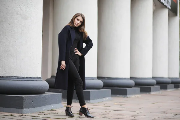 Belle fille dans un manteau dans les affaires du centre-ville — Photo