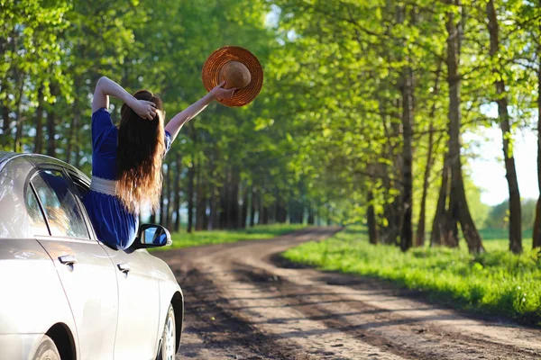 Akşam kırsalında kız