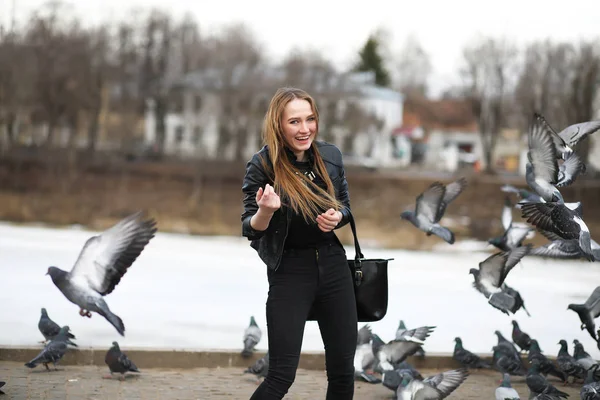 Mädchen beim Spaziergang im Park und eine Schar Tauben — Stockfoto