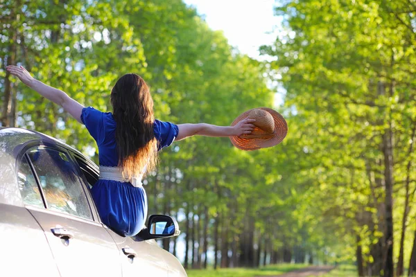 Akşam kırsalında kız