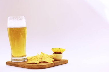 Kitaplar vintage ve light bira kupa yığını