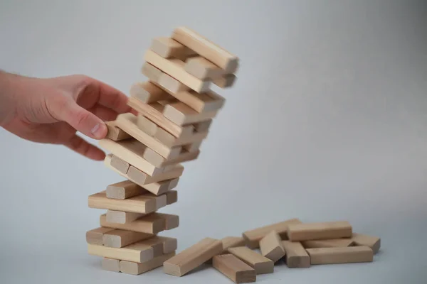 Brädspel jenga tornet av trä pinnar — Stockfoto