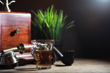 Ahşap bir tabloda çay demleme