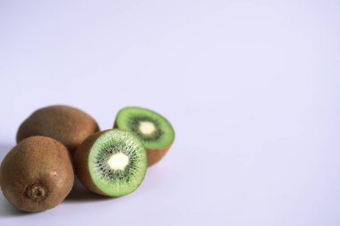 Bir kivi beyaz bir arka plan üzerine dilimlenmiş