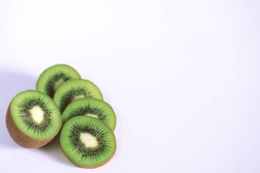 Bir kivi beyaz bir arka plan üzerine dilimlenmiş