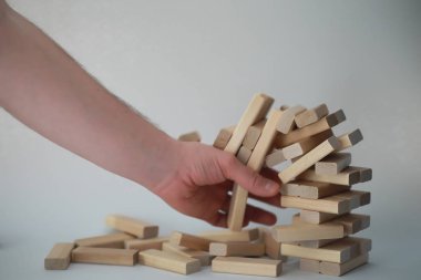 Masa oyunu jenga kulesi bir tahta sopa