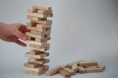 Masa oyunu jenga kulesi bir tahta sopa