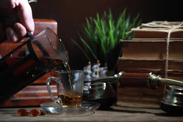 Ahşap bir tabloda çay demleme