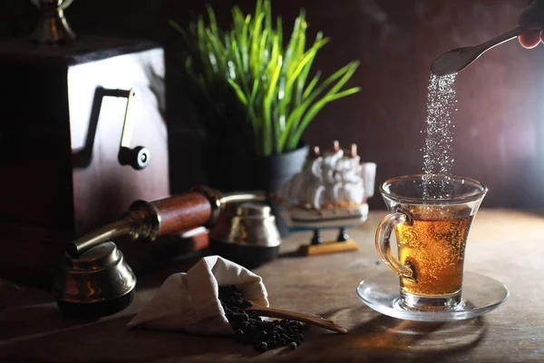 Thé à infuser sur une table en bois — Photo