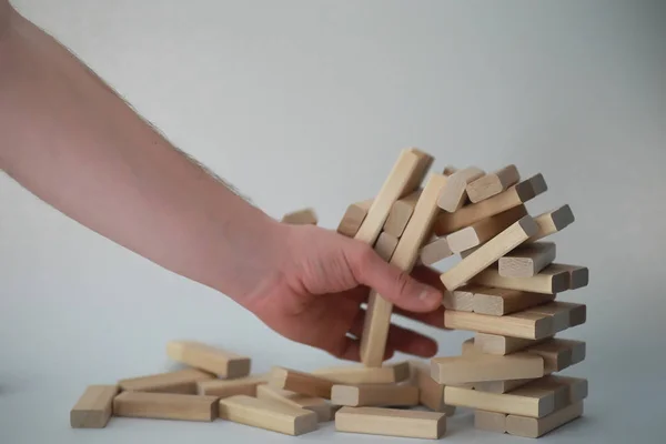 Brädspel jenga tornet av trä pinnar — Stockfoto