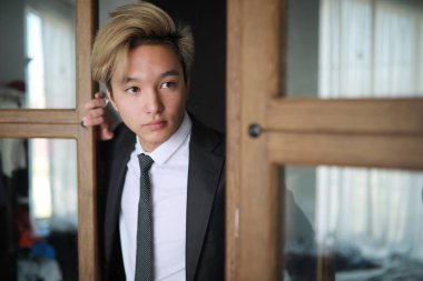 Genç Asyalı işadamı beyaz gömlek ve kravat