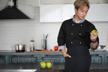 Mutfakta Asya aşçı gıda aşçı elbiseli hazırlar