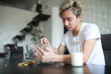 Kahvaltıda sütlü Mısır gevreği