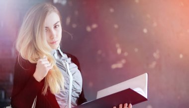 Genç güzel sarışın kız öğrenci