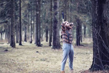 Sonbahar yağmurlu hava ve bir şemsiye ile genç bir adam