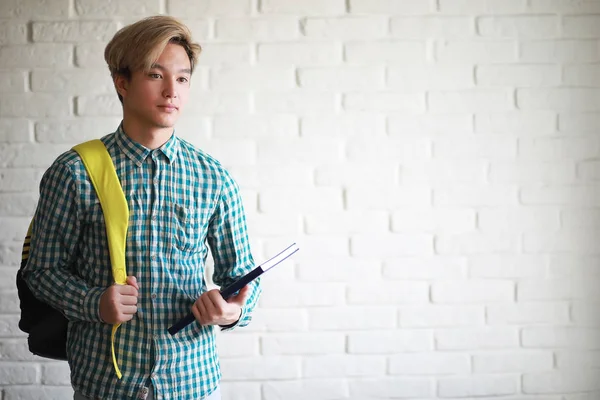 Un chico joven con un estudiante de mochila — Foto de Stock