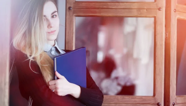 Ung Söt blond tjej student — Stockfoto