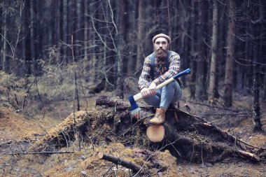 Sonbahar yağmurlu hava ve bir şemsiye ile genç bir adam